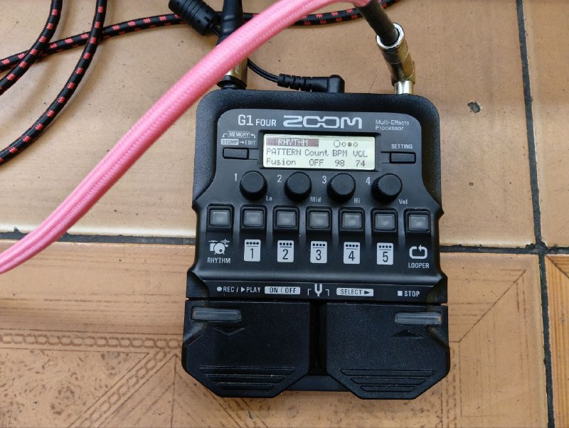 Гитарный процессор Zoom G1 four