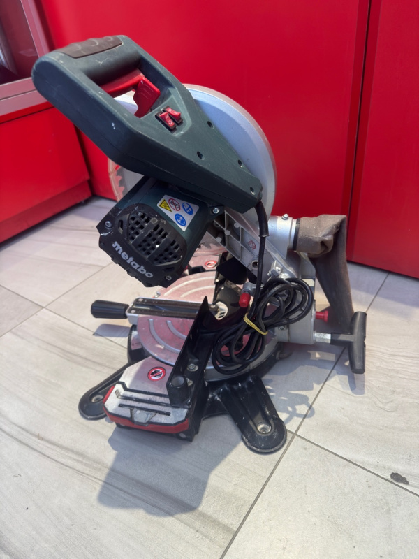 Торцовочная пила Metabo KS 216M