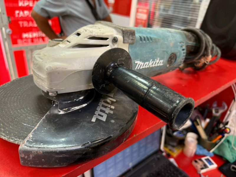 Болгарка Makita GA 9020