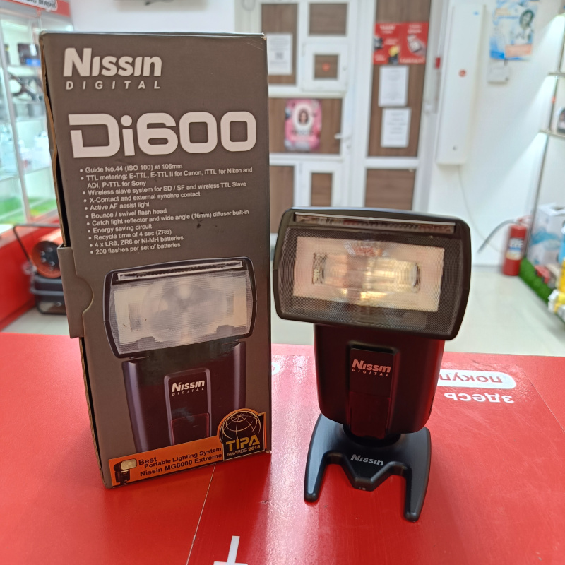 Фотовспышка  Nissin Di600